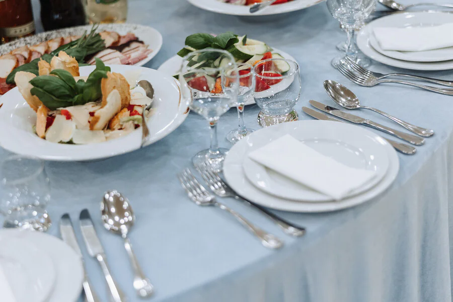 Comment créer une ambiance chic et raffinée en dressant une table à la française ?