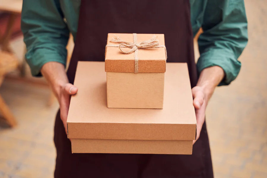 Comment personnaliser une boîte cadeau en carton ?